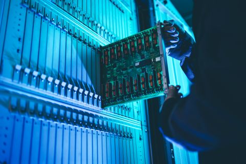 AdobeStock_332058476-autor-agnormark-serwery-data-center.jpg