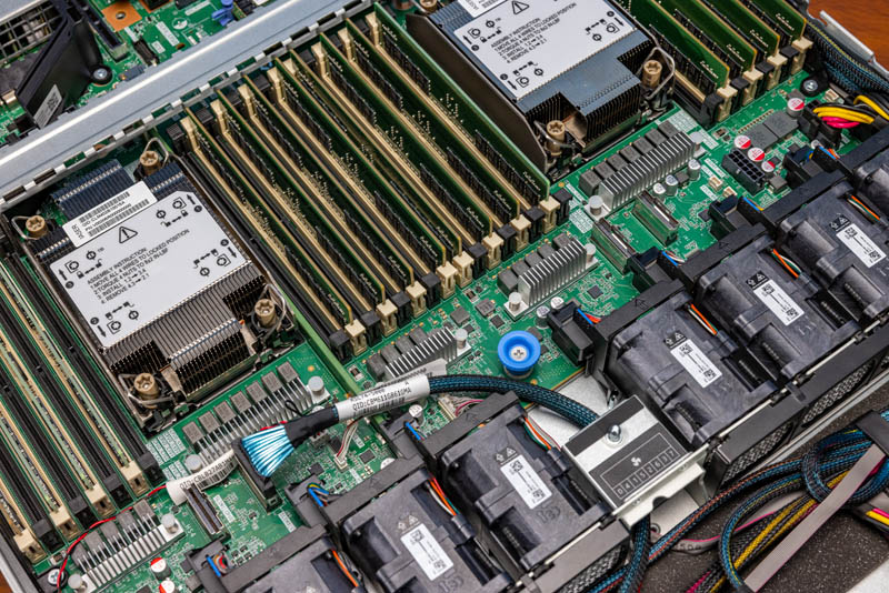 Inspur-NF5180M6-Between-CPUs-Memory-and-Fans.jpg Inspur-NF5180M6-Between-CPUs-Memory-and-Fans.jpg